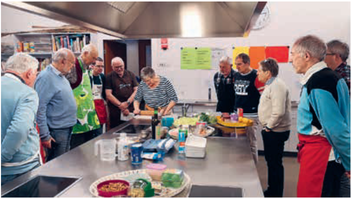 Männer kochen festliche Menüs um Gäste zu bewirten - Teilnehmer gesucht